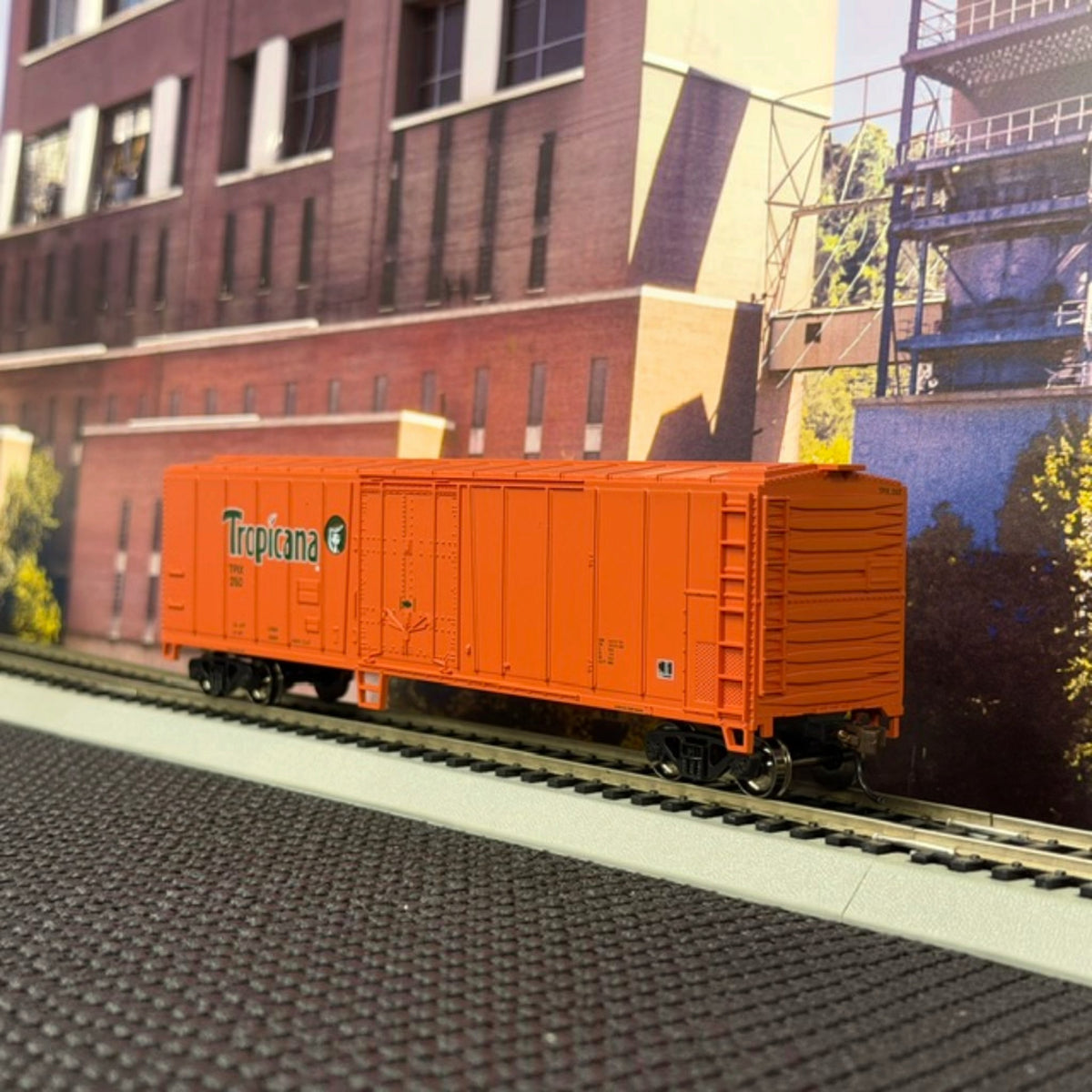 BAC17946 Bachmann HO Scale Tropicana Orange 50' Steel Reefer