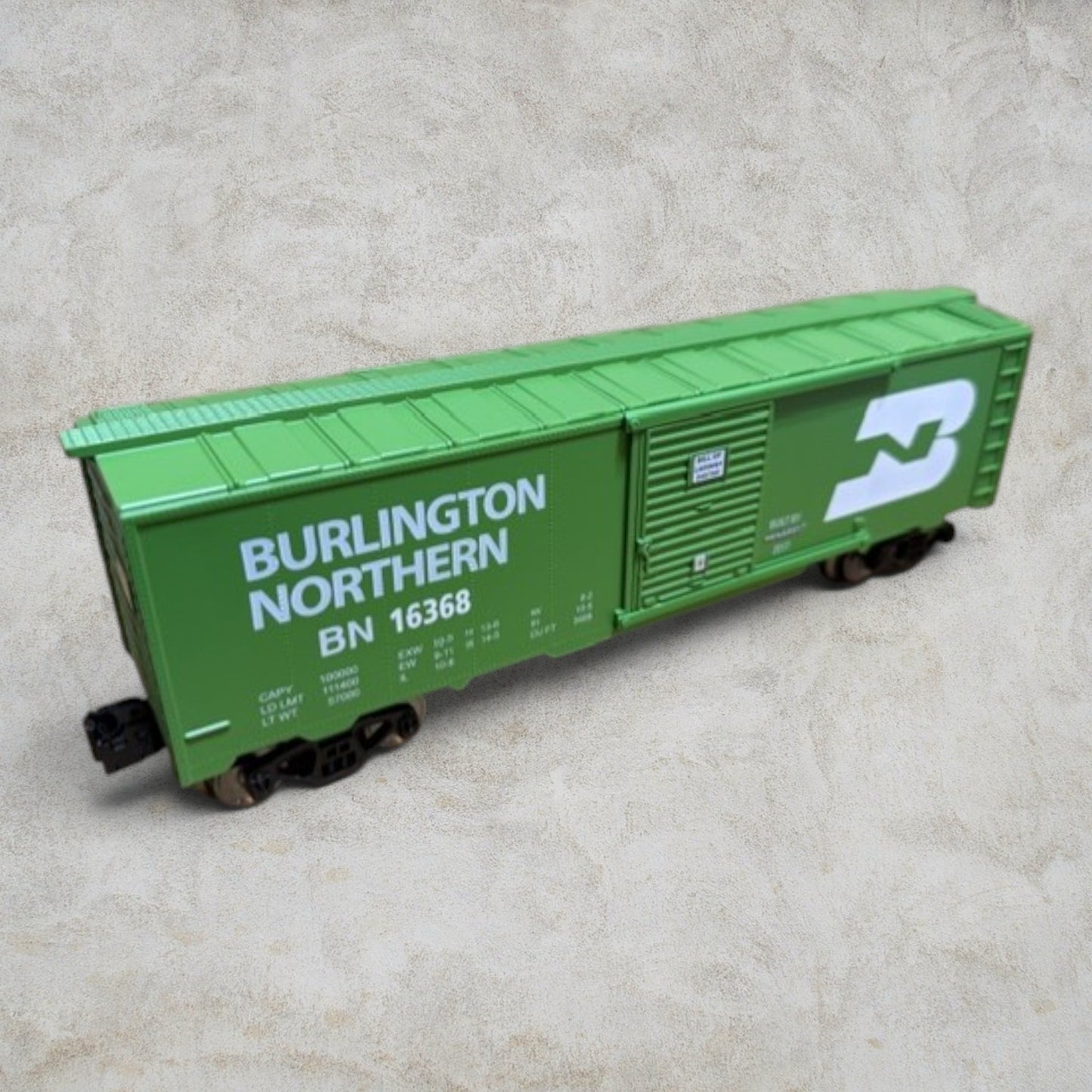 #1298 Menards O Gauge Burlington Northern 40' Boxcar BN 16368 – Green – Ready to Run – New in Clamshell