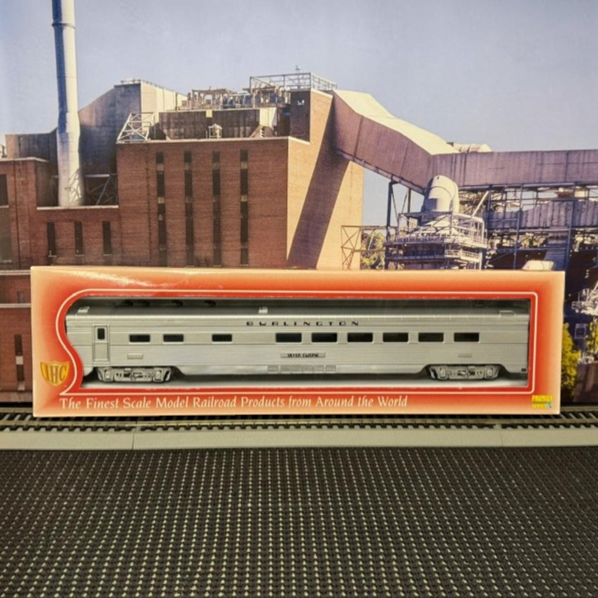 #1577 IHC 47812 HO Scale Chicago Burlington & Quincy (CB&Q) Corrugated-Side Diner Car