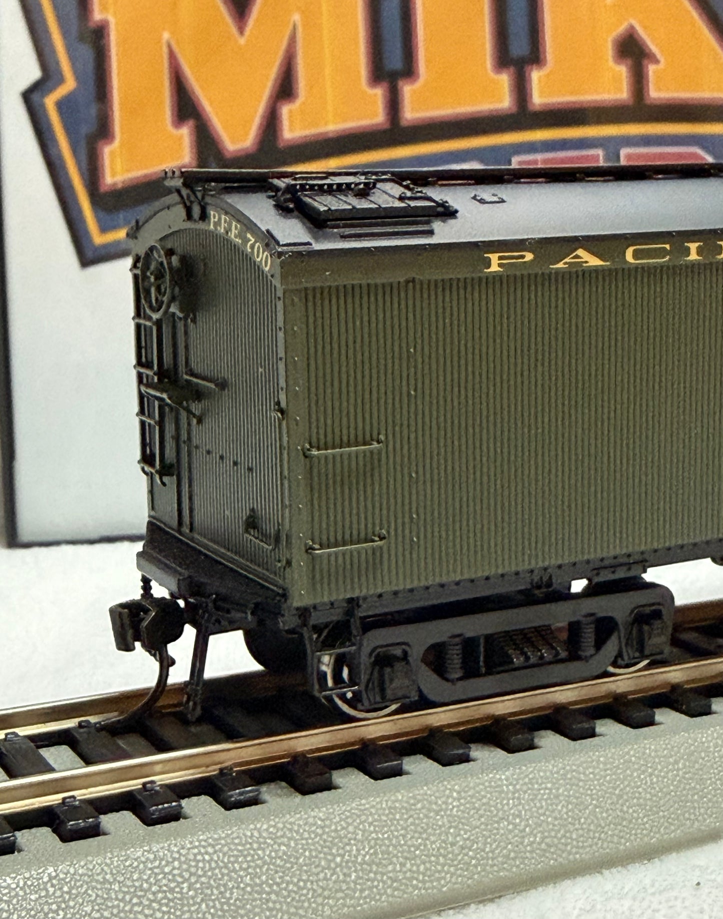 #1219 Broadway Limited Imports HO Scale GACX 53' 6" Wood Express Refrigerator Car – PFE #700 – Dark Olive – Item #1453