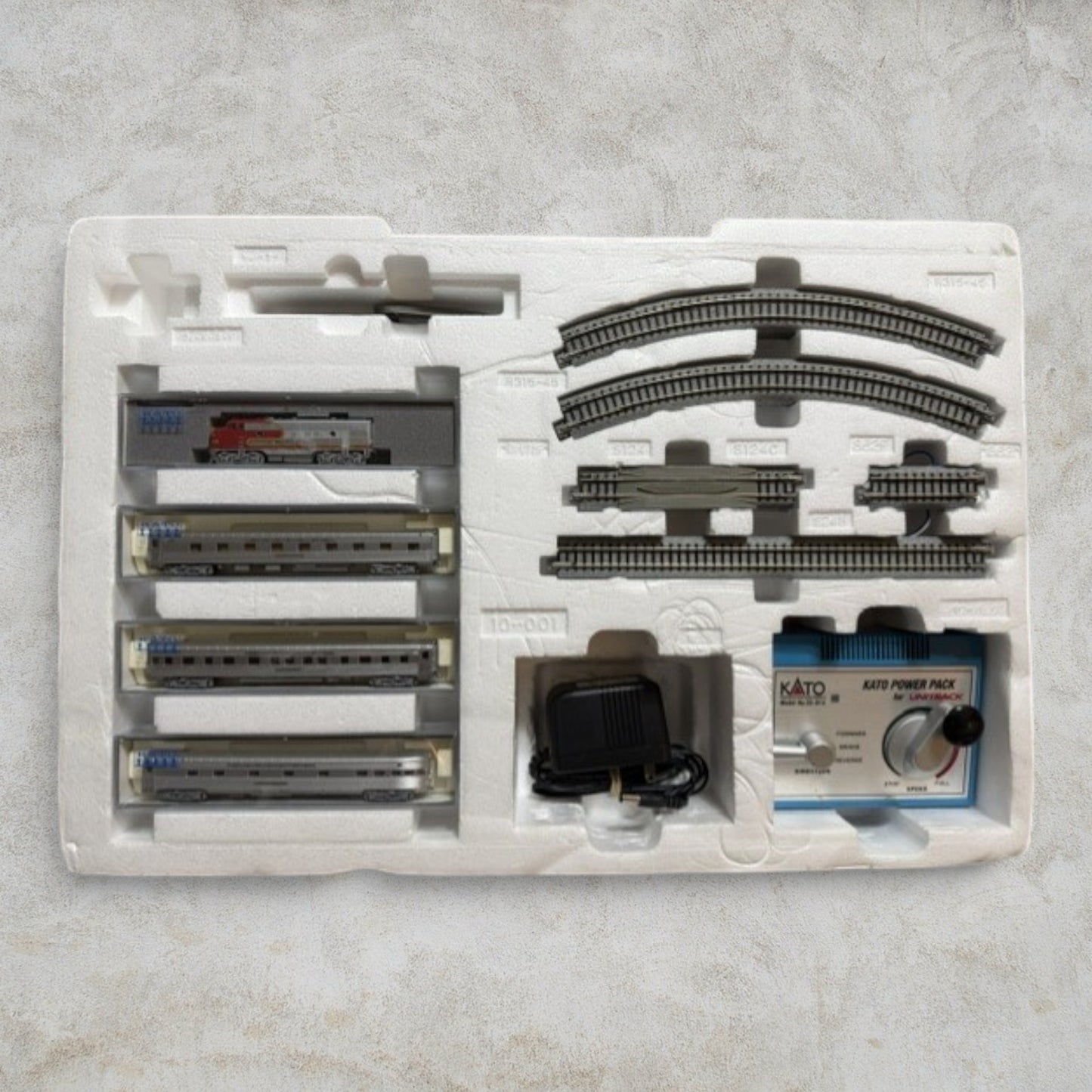 Kato N Scale Santa Fe Super Chief Starter Set with Unitrack & Power Pack – Item #106-0018