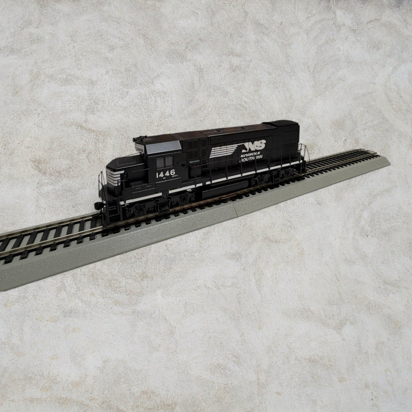 #1226 Walthers Trainline HO Scale EMD GP15-1 Diesel Locomotive – Norfolk Southern #1446 – Standard DC – Item #931-2504