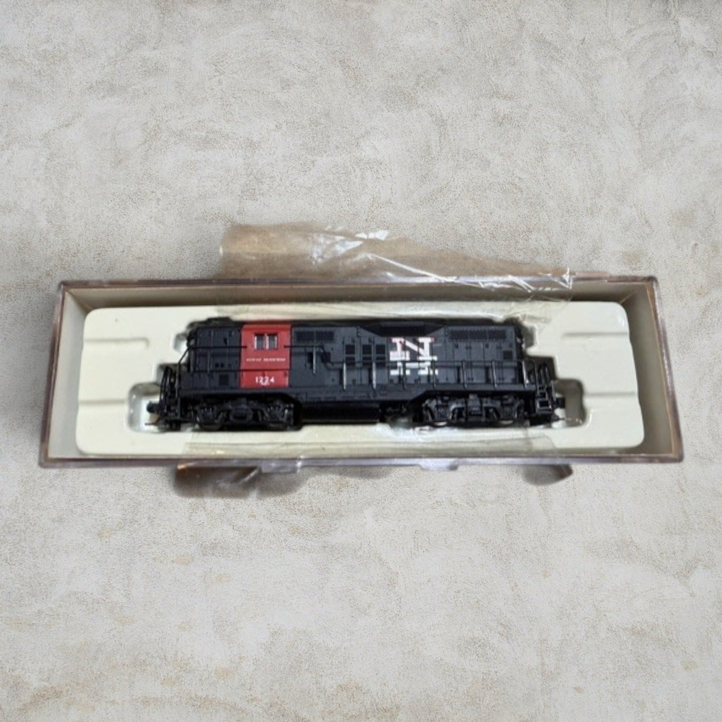 #1271 Atlas N Scale EMD GP9 Phase II New Haven #1224 Diesel Locomotive – Item #48324