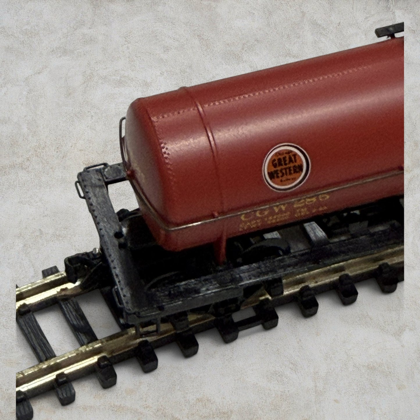 #1221 Micro-Trains Line N Scale 39' Single Dome Tank Car – Chicago Great Western (CGW #285) – Item #65300