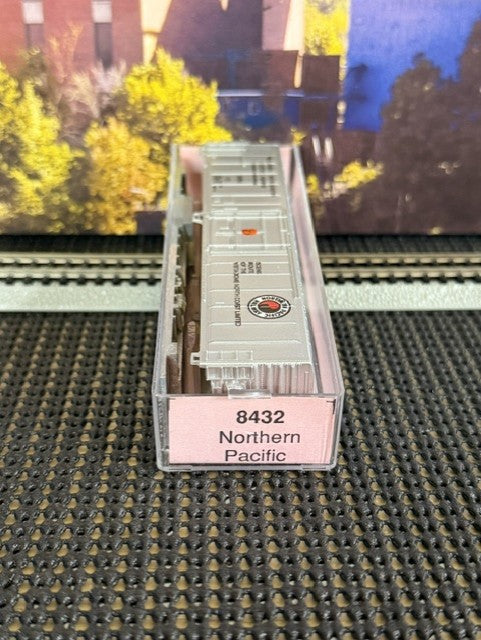 #1526 Roundhouse 8432 N Scale Northern Pacific Mechanical Refrigerator Car – NP #735 – Silver – Original Box
