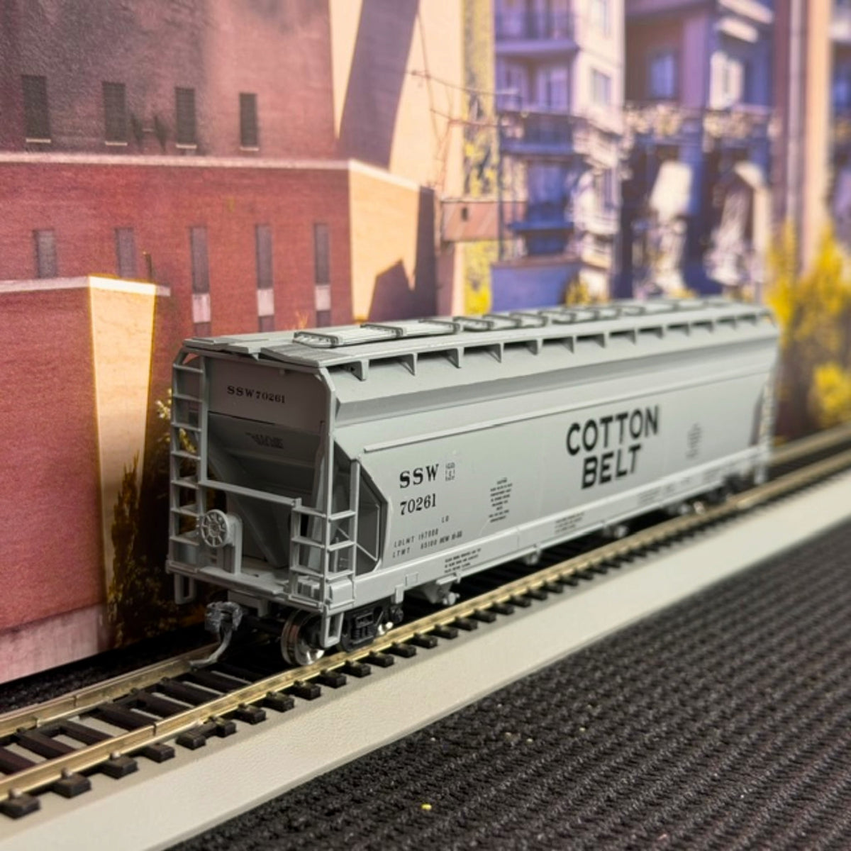 SSW #70261 HO Scale Cotton Belt High-Capacity Covered Hopper