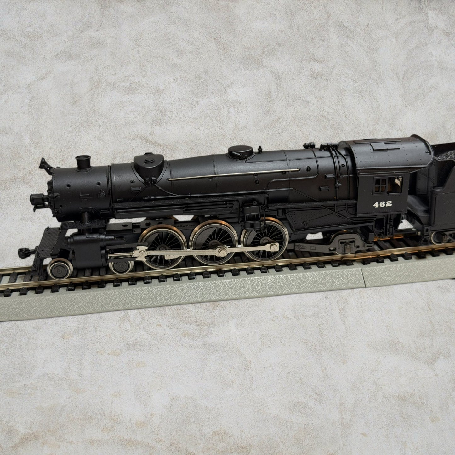 #1225 AHM HO Scale 2-8-2 Mikado Steam Locomotive with Tender – Burlington Route #462
