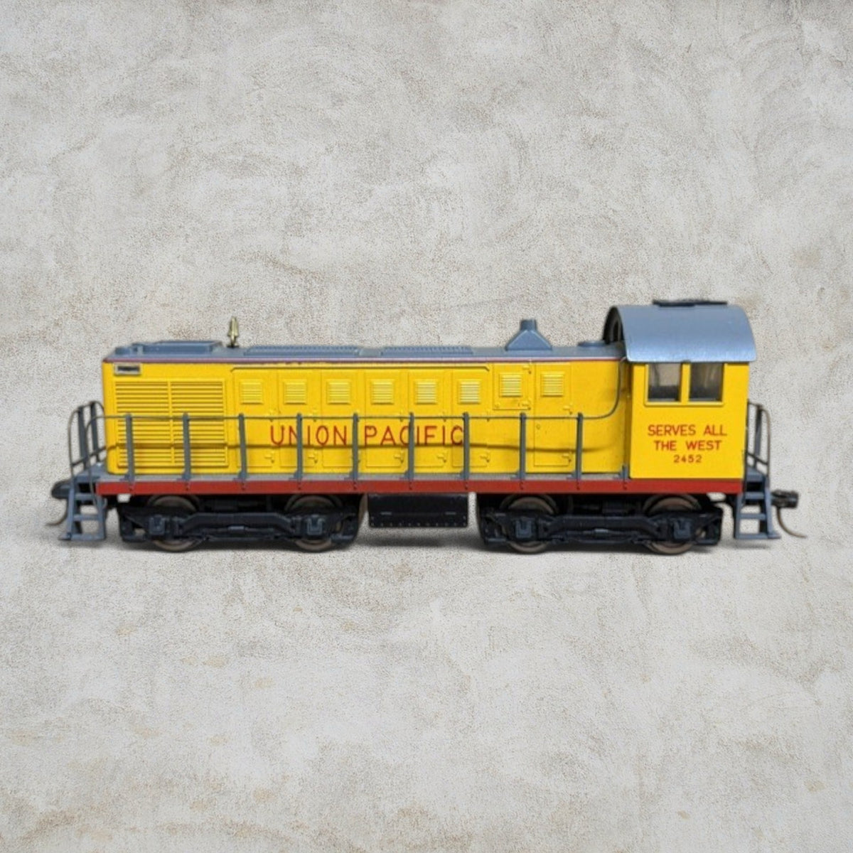 #1447 AHM 5010F HO Union Pacific ALCO 1000 HP Switcher #2452 Vintage Boxed
