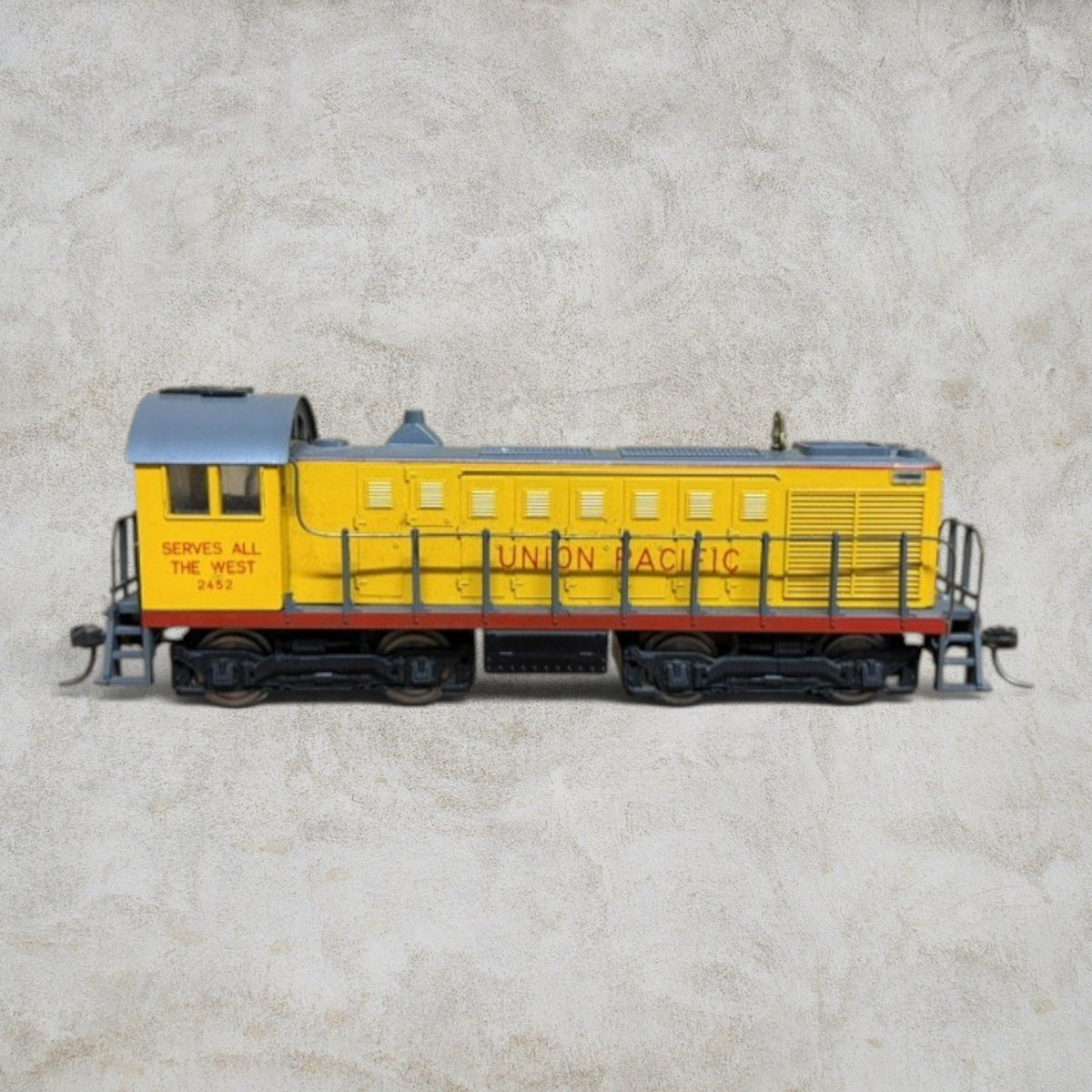 #1447 AHM 5010F HO Union Pacific ALCO 1000 HP Switcher #2452 Vintage Boxed