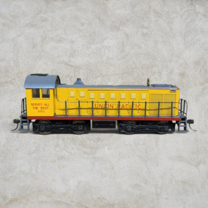 #1447 AHM 5010F HO Union Pacific ALCO 1000 HP Switcher #2452 Vintage Boxed