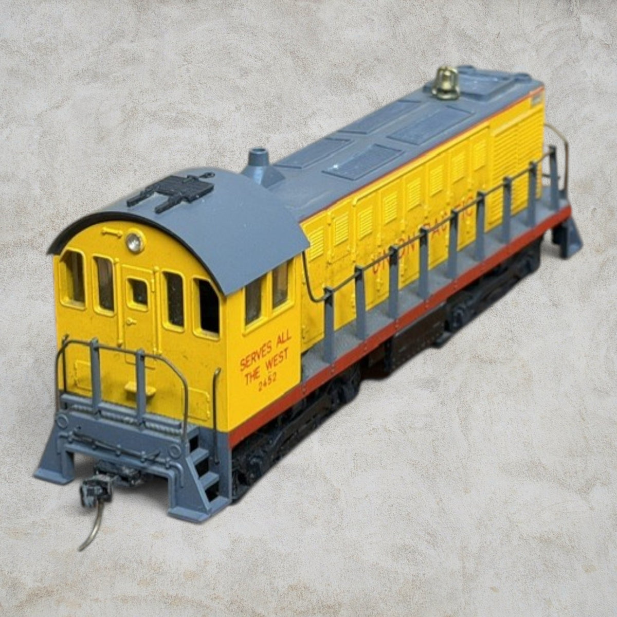 #1447 AHM 5010F HO Union Pacific ALCO 1000 HP Switcher #2452 Vintage Boxed