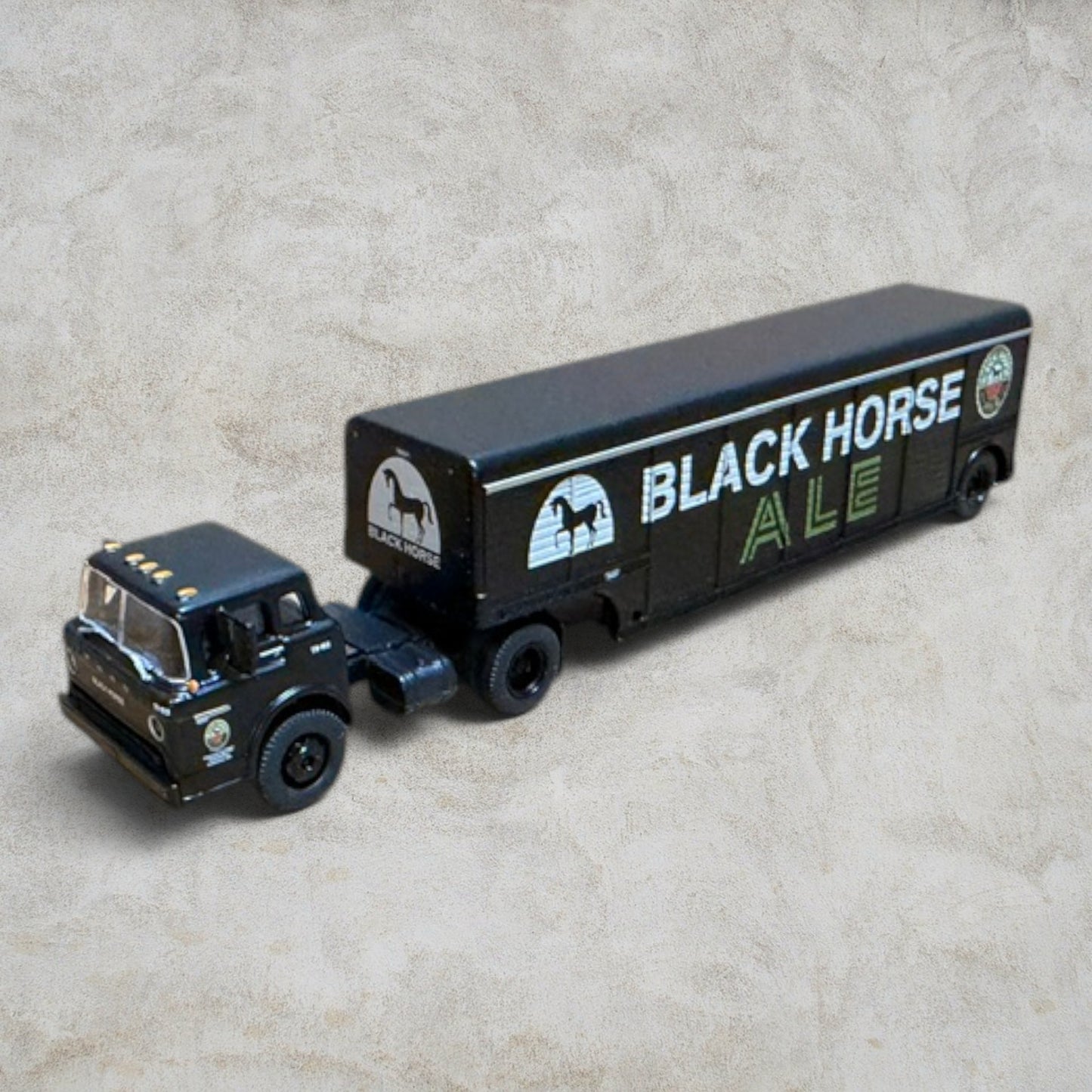 #1360 Athearn HO Scale Black Horse Ale Ford C Tractor w/ Beverage Trailer – Item #91981 – Ready To Roll – New in Box