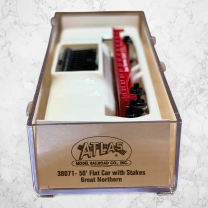 #1397 Atlas 38071 N Scale Great Northern 50' Flat Car w/Stakes #65417