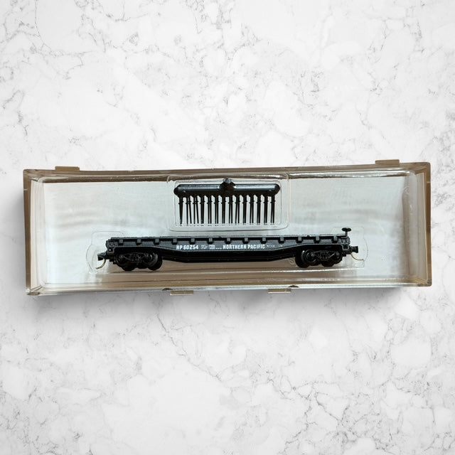 #1398 Atlas N Scale Northern Pacific 50' Flat Car w/Stakes #60254 – Item 3809