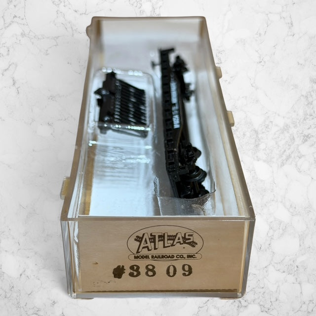 #1398 Atlas N Scale Northern Pacific 50' Flat Car w/Stakes #60254 – Item 3809