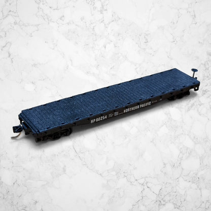 #1398 Atlas N Scale Northern Pacific 50' Flat Car w/Stakes #60254 – Item 3809