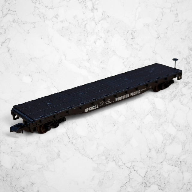 #1399 Atlas 38092 N Scale Northern Pacific 50' Flat Car w/Stakes #60262