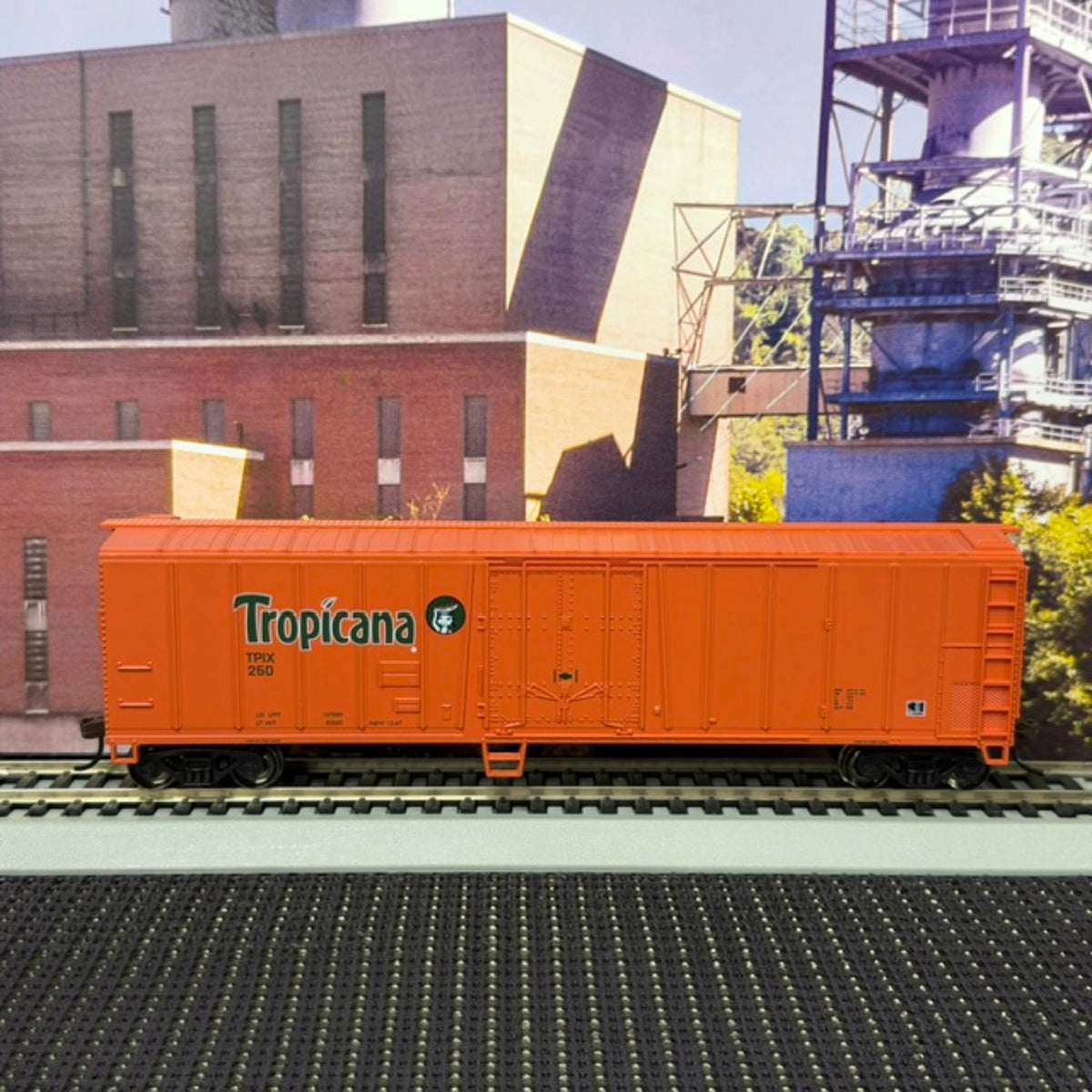 BAC17946 Bachmann HO Scale Tropicana Orange 50' Steel Reefer