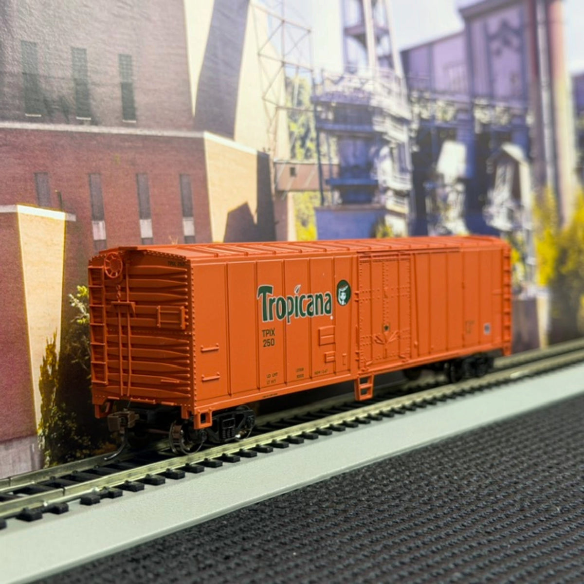 BAC17946 Bachmann HO Scale Tropicana Orange 50' Steel Reefer