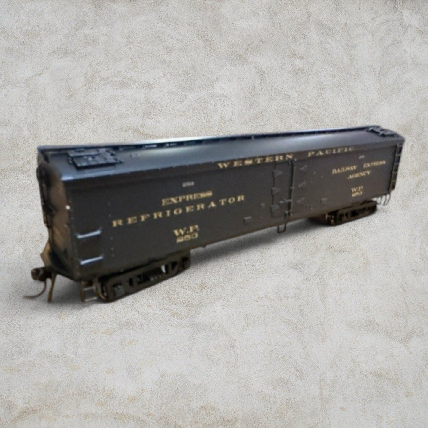#1350 Broadway Limited Imports HO Scale Western Pacific 53'6" Wood Express Refrigerator Car #253 – Item No. 1848