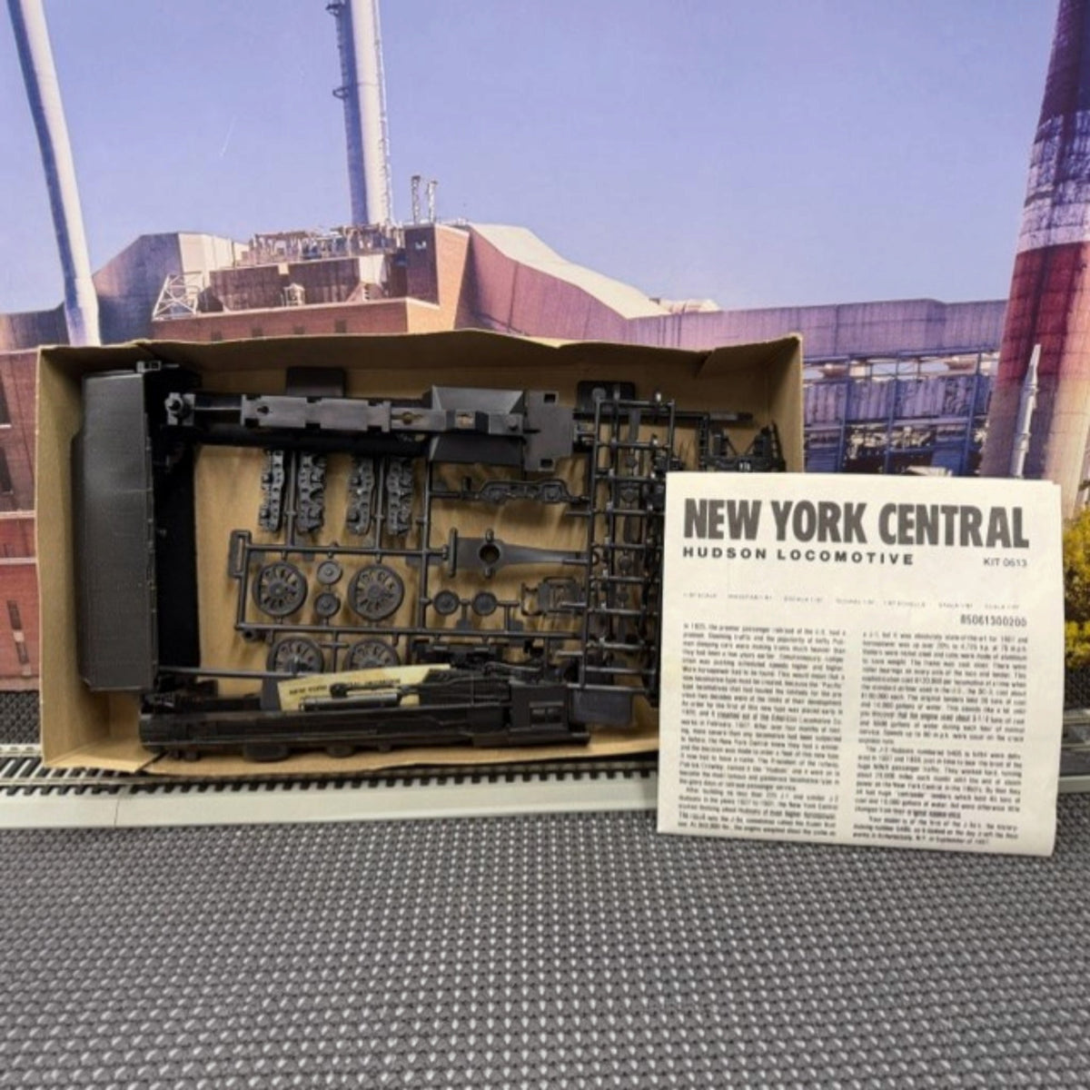 #1613 Con-Cor New York Central Hudson Steam Locomotive – HO Scale Display Kit