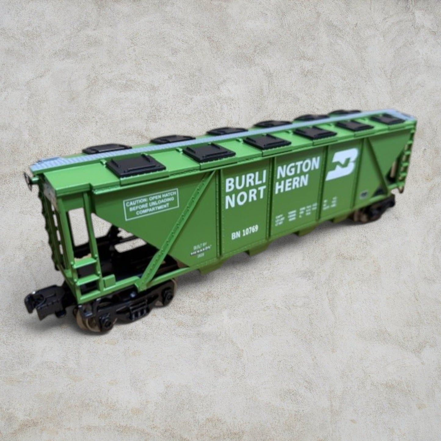 #1299 Menards O Gauge Burlington Northern Covered Hopper Car BN 10769 – Ready to Run – Original Clamshell
