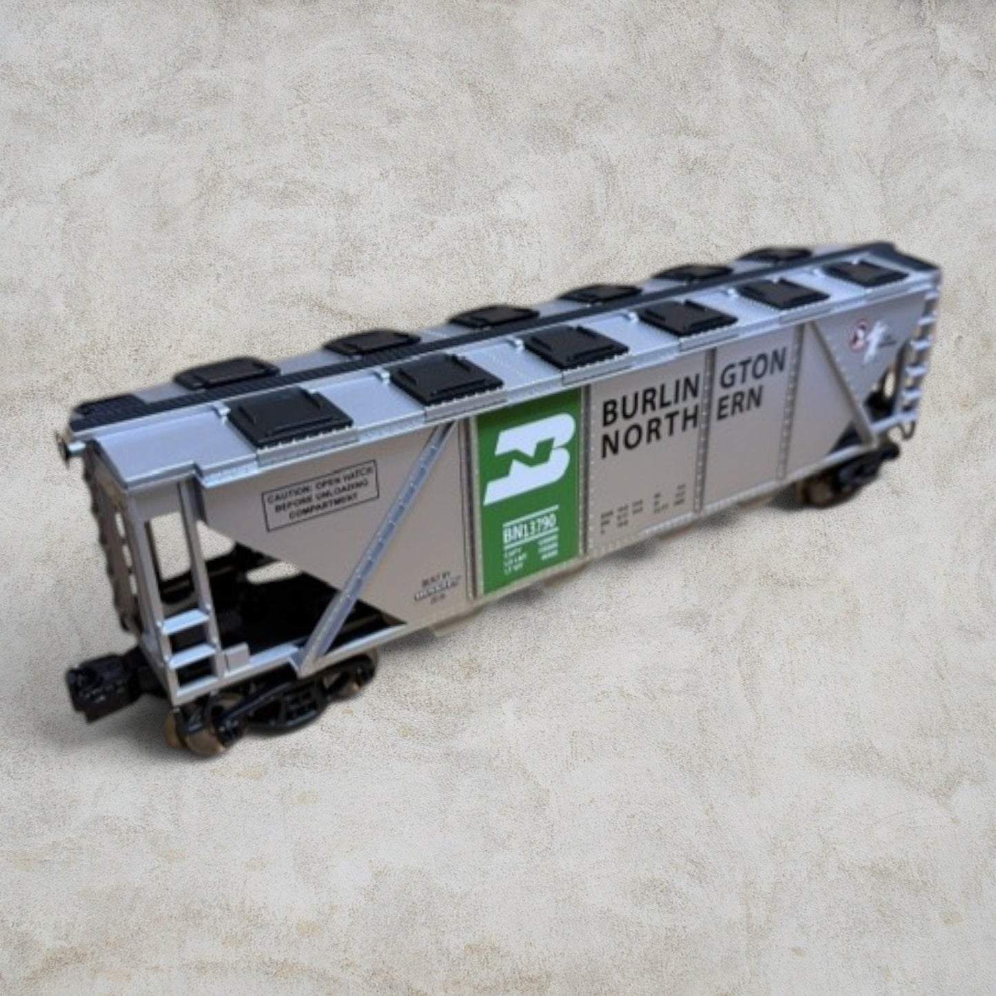 #1292 Menards O Gauge Burlington Northern Covered Hopper Car BN 13720 – Silver – Ready to Run – Original Clamshell
