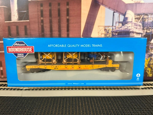 #1509 Athearn Roundhouse RND14514 HO Scale 50' Flatcar with Loads – Union Pacific #58776