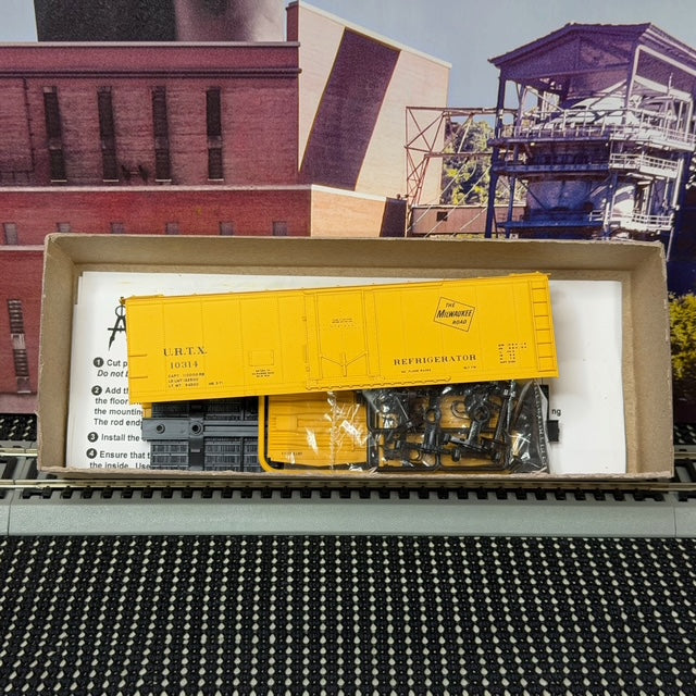 #1591 Accurail HO Scale Milwaukee Road 40' Steel Refrigerator Car Kit #8509