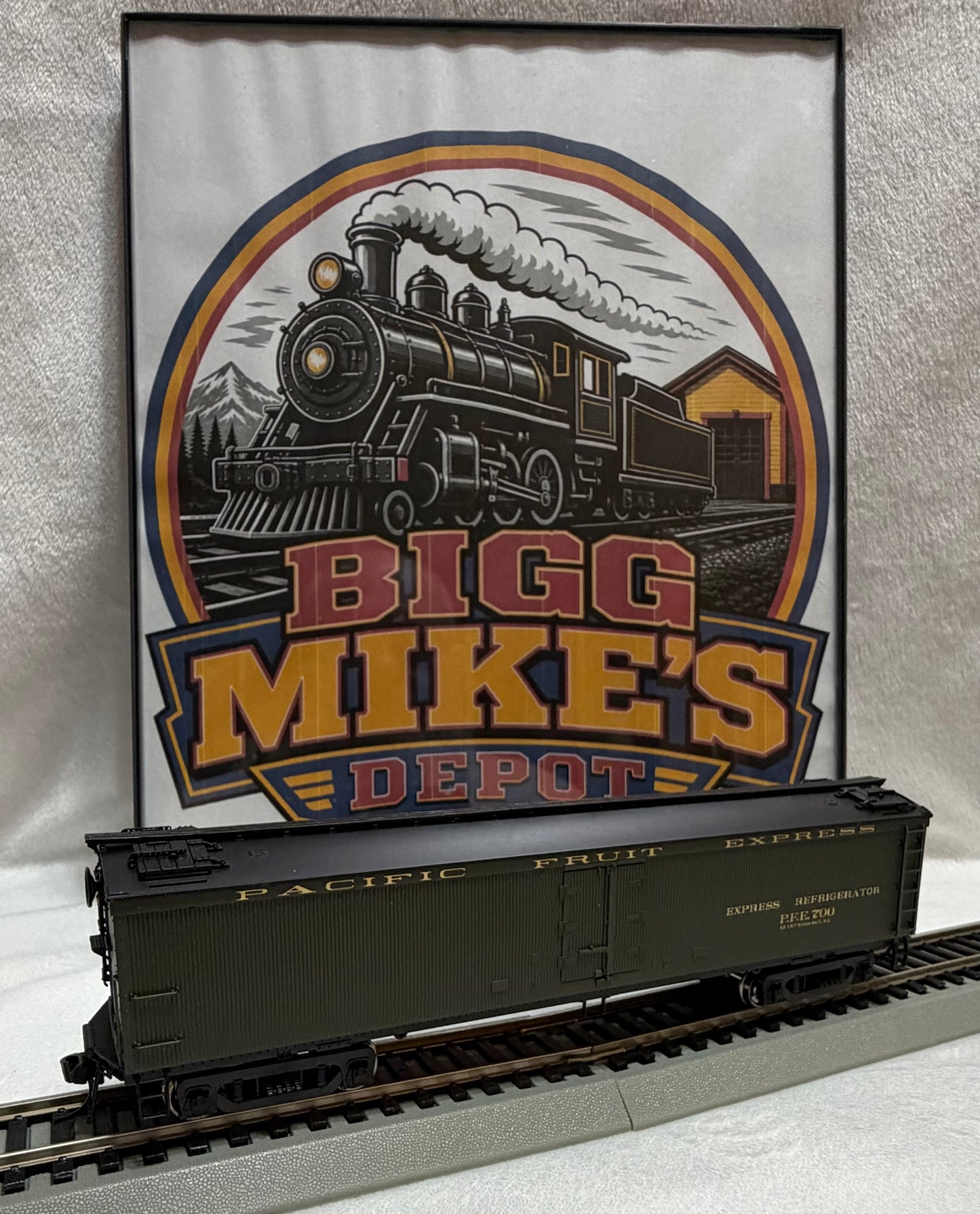 #1219 Broadway Limited Imports HO Scale GACX 53' 6" Wood Express Refrigerator Car – PFE #700 – Dark Olive – Item #1453