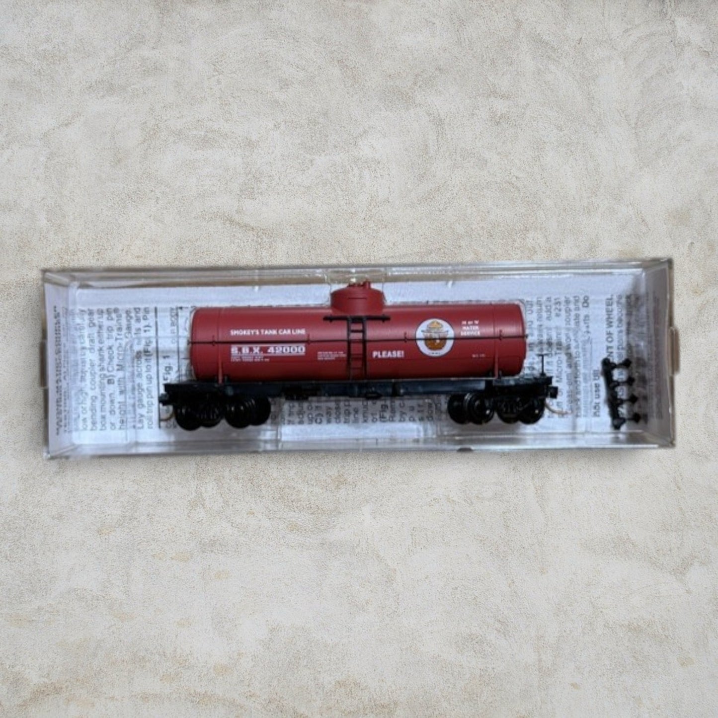 #1355 Micro-Trains N Scale Smokey Bear 39' Single Dome Tank Car S.B.X. #42000 – Item No. 65460