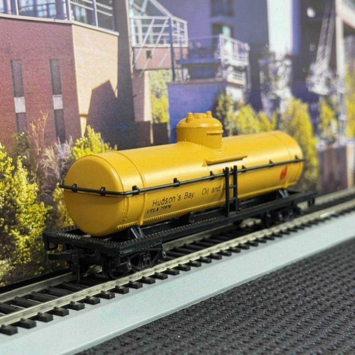 #1607 Model Power HO Scale Hudson Bay Oil 40' Chemical Tank Car