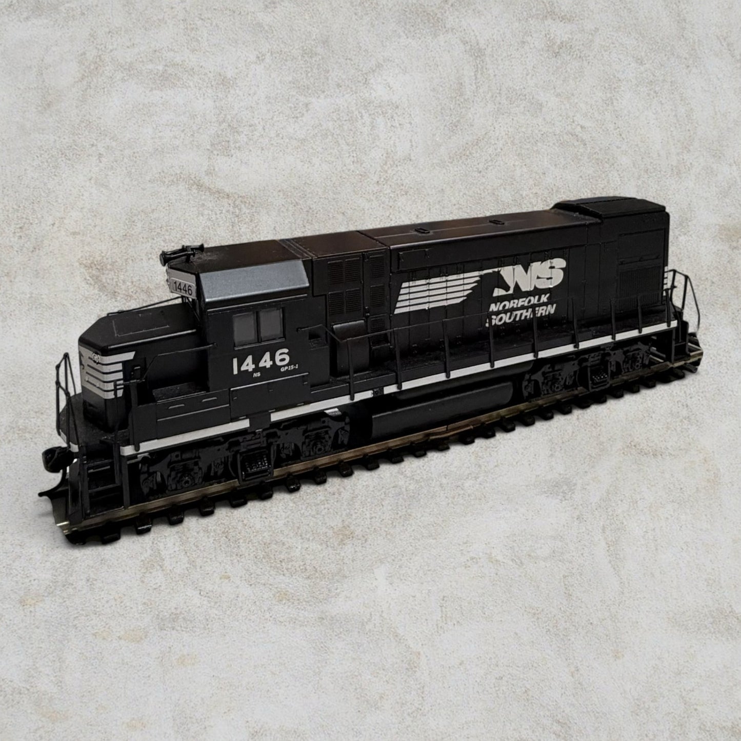 #1226 Walthers Trainline HO Scale EMD GP15-1 Diesel Locomotive – Norfolk Southern #1446 – Standard DC – Item #931-2504