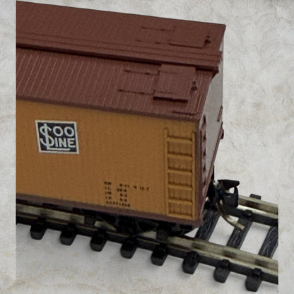 #1222 Kadee Micro-Trains N Scale Soo Line 40' Double-Sheathed Refrigerator Car #49300 – U.R.T.X. 2018 – Magne-Matic Couplers – Vintage