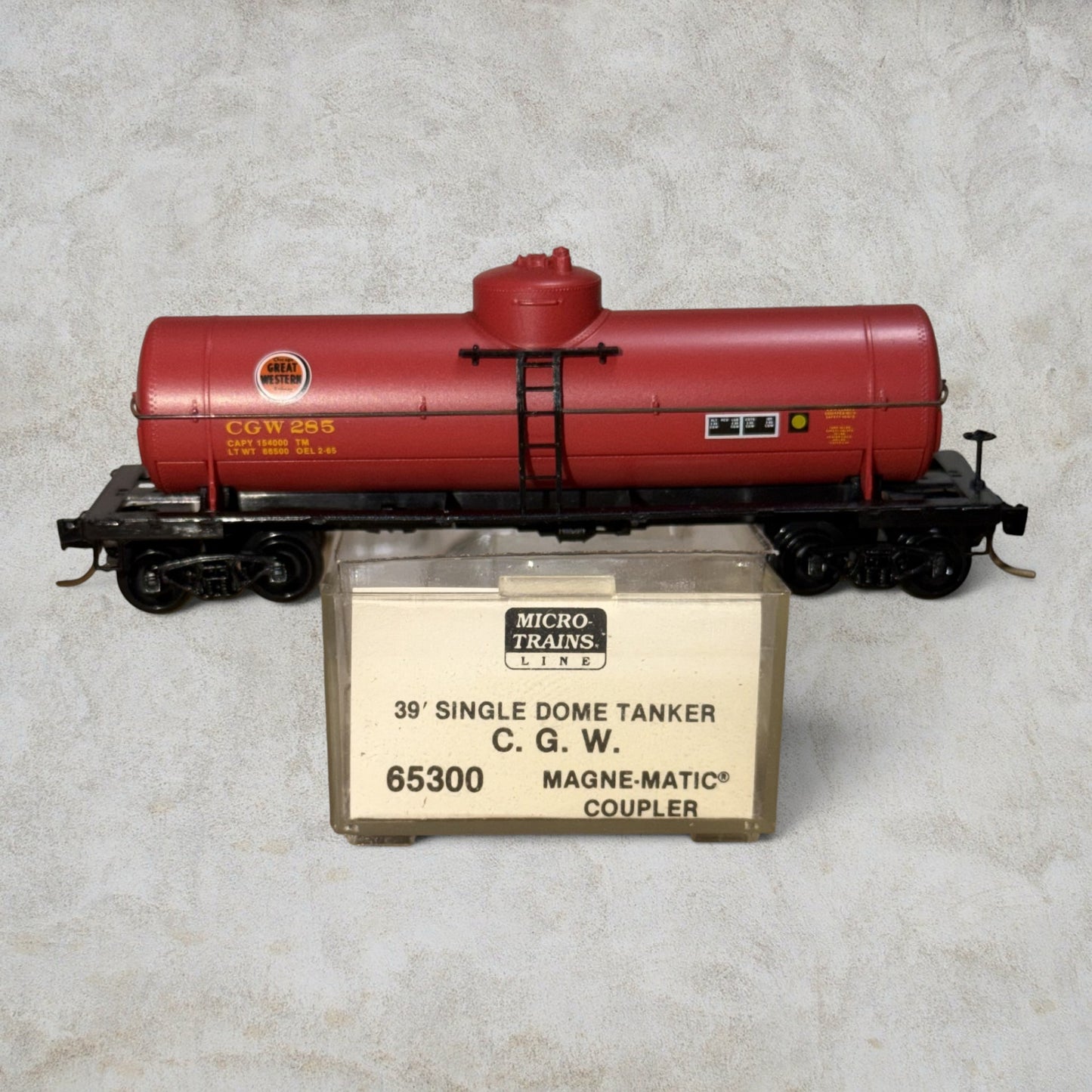 #1221 Micro-Trains Line N Scale 39' Single Dome Tank Car – Chicago Great Western (CGW #285) – Item #65300
