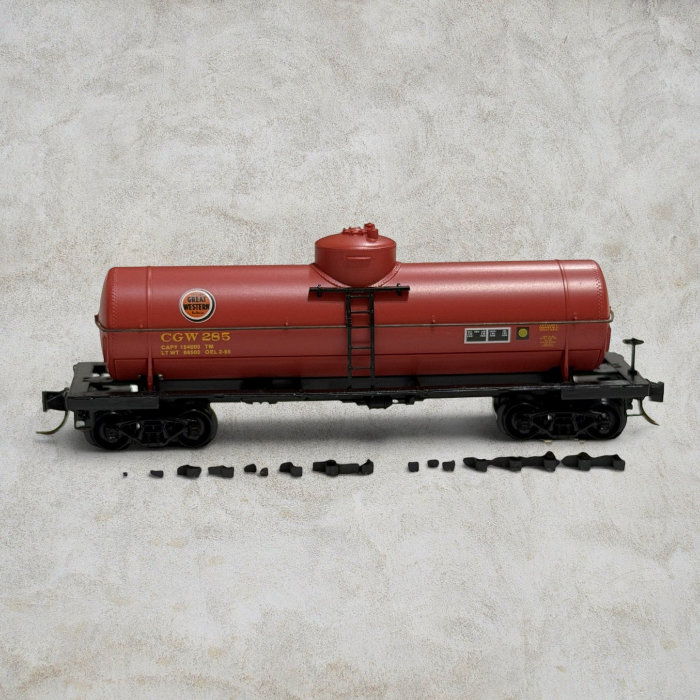 #1221 Micro-Trains Line N Scale 39' Single Dome Tank Car – Chicago Great Western (CGW #285) – Item #65300