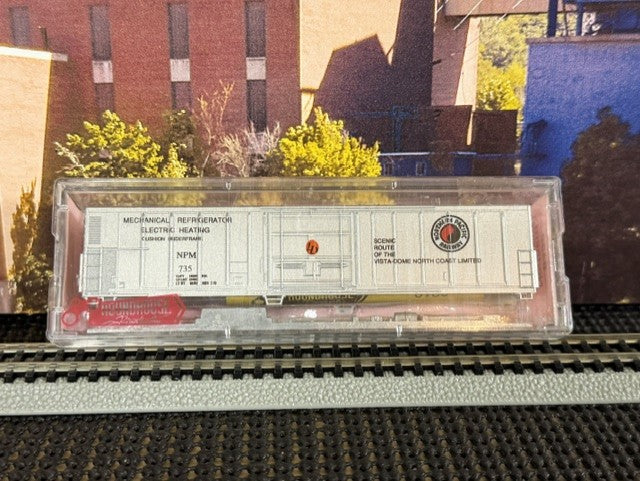 #1526 Roundhouse 8432 N Scale Northern Pacific Mechanical Refrigerator Car – NP #735 – Silver – Original Box