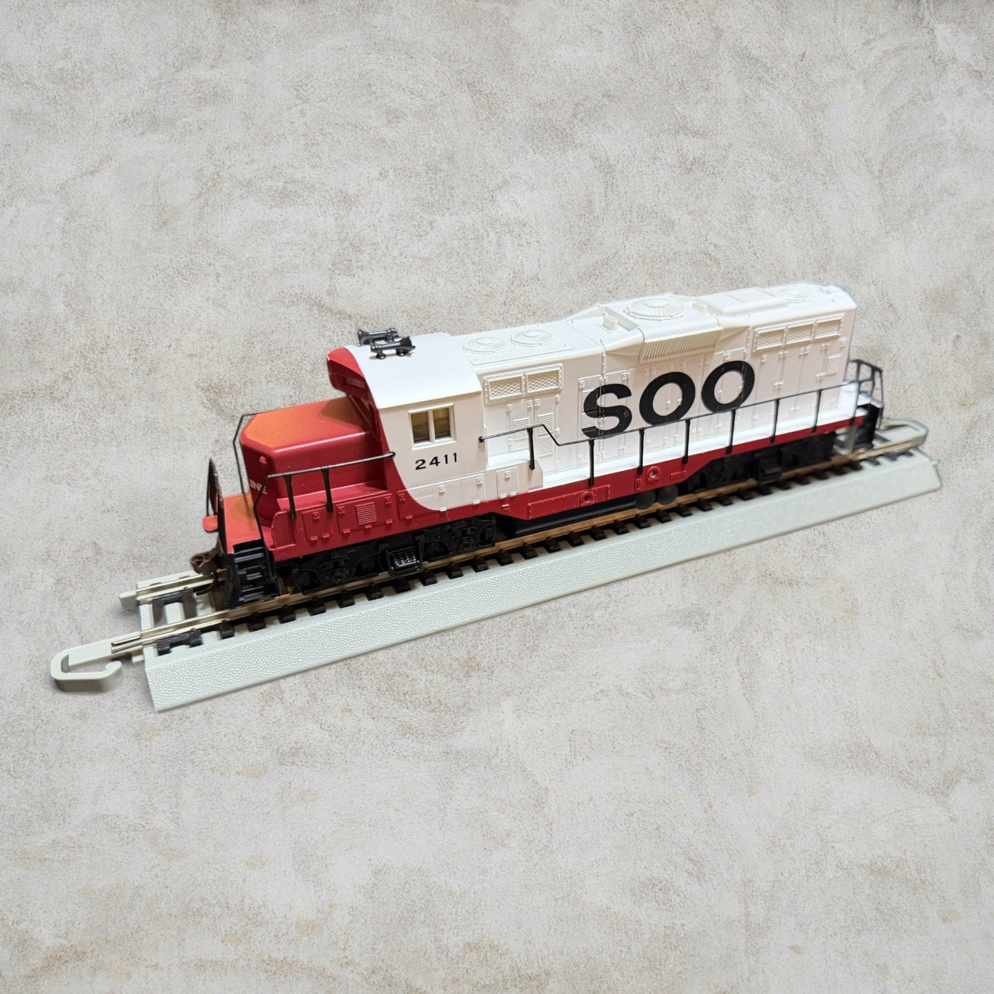 #1268 Walthers Trainline HO Scale SOO Line EMD Switcher Diesel Locomotive #2411 – DC Ready-to-Run