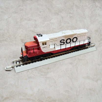 #1268 Walthers Trainline HO Scale SOO Line EMD Switcher Diesel Locomotive #2411 – DC Ready-to-Run