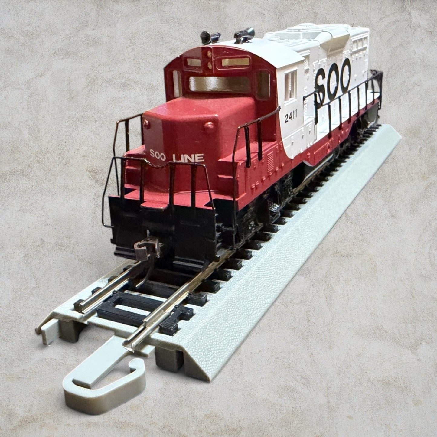 #1268 Walthers Trainline HO Scale SOO Line EMD Switcher Diesel Locomotive #2411 – DC Ready-to-Run