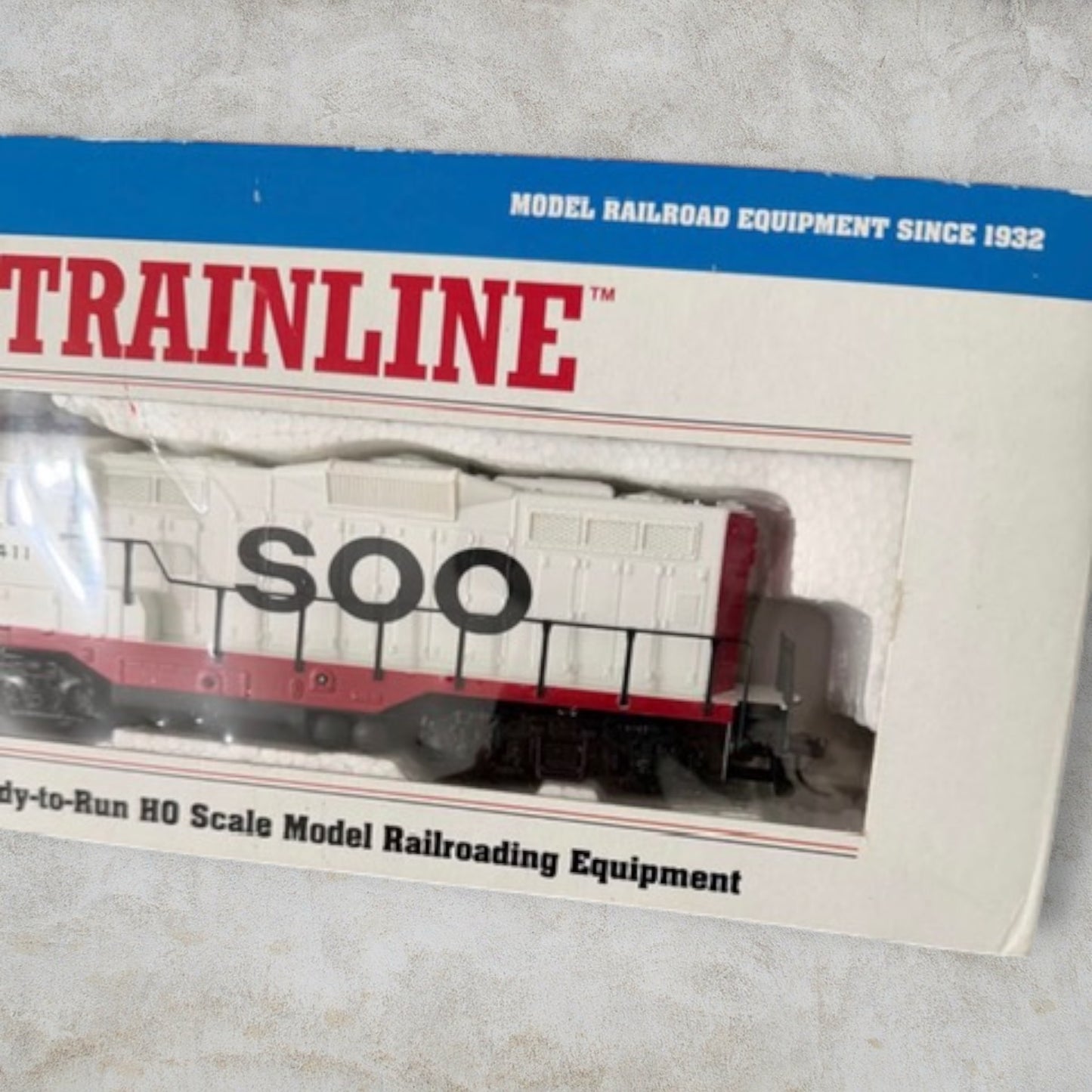 #1268 Walthers Trainline HO Scale SOO Line EMD Switcher Diesel Locomotive #2411 – DC Ready-to-Run