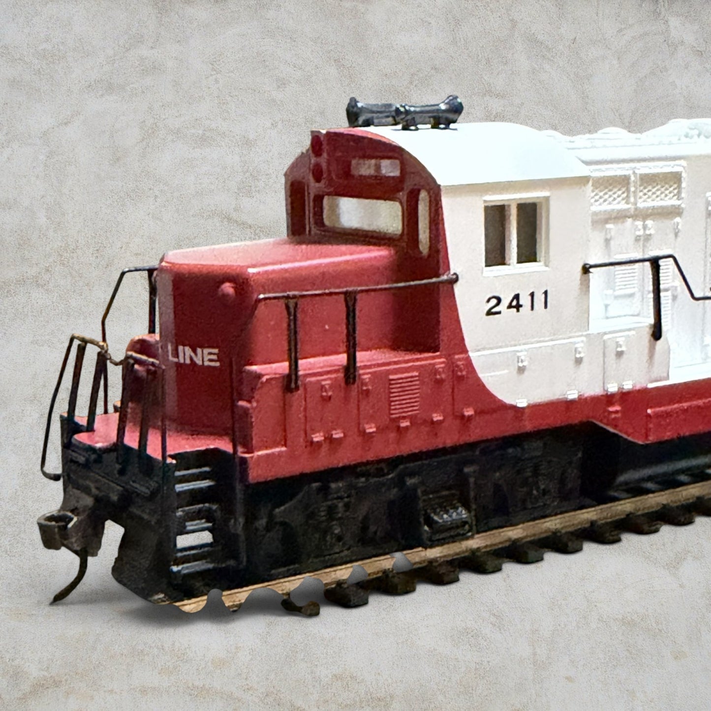 #1268 Walthers Trainline HO Scale SOO Line EMD Switcher Diesel Locomotive #2411 – DC Ready-to-Run