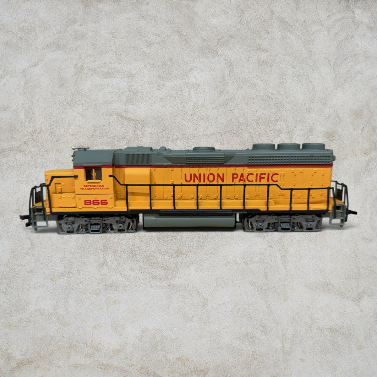 #1154 Bachmann HO Scale EMD GP40 Diesel Locomotive – Union Pacific #866 – Standard DC – Lighted