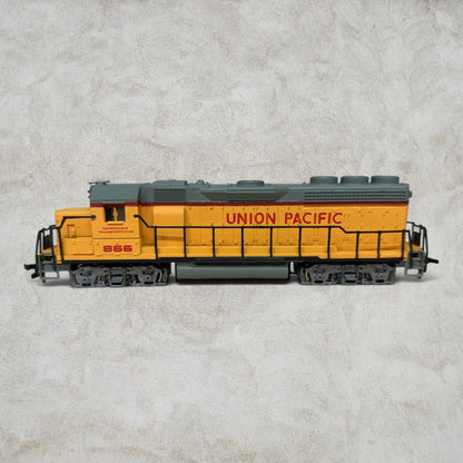 #1154 Bachmann HO Scale EMD GP40 Diesel Locomotive – Union Pacific #866 – Standard DC – Lighted