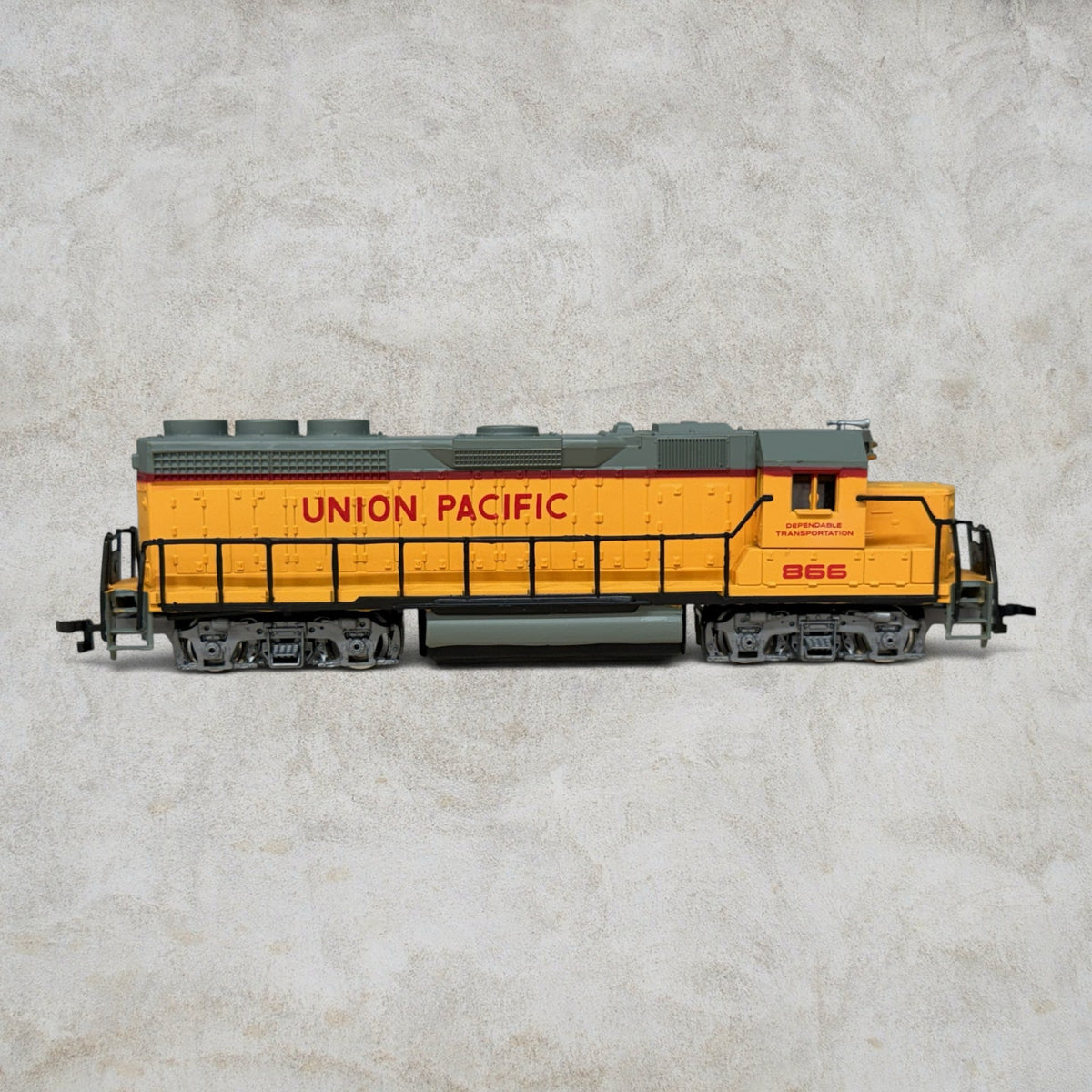 #1154 Bachmann HO Scale EMD GP40 Diesel Locomotive – Union Pacific #866 – Standard DC – Lighted