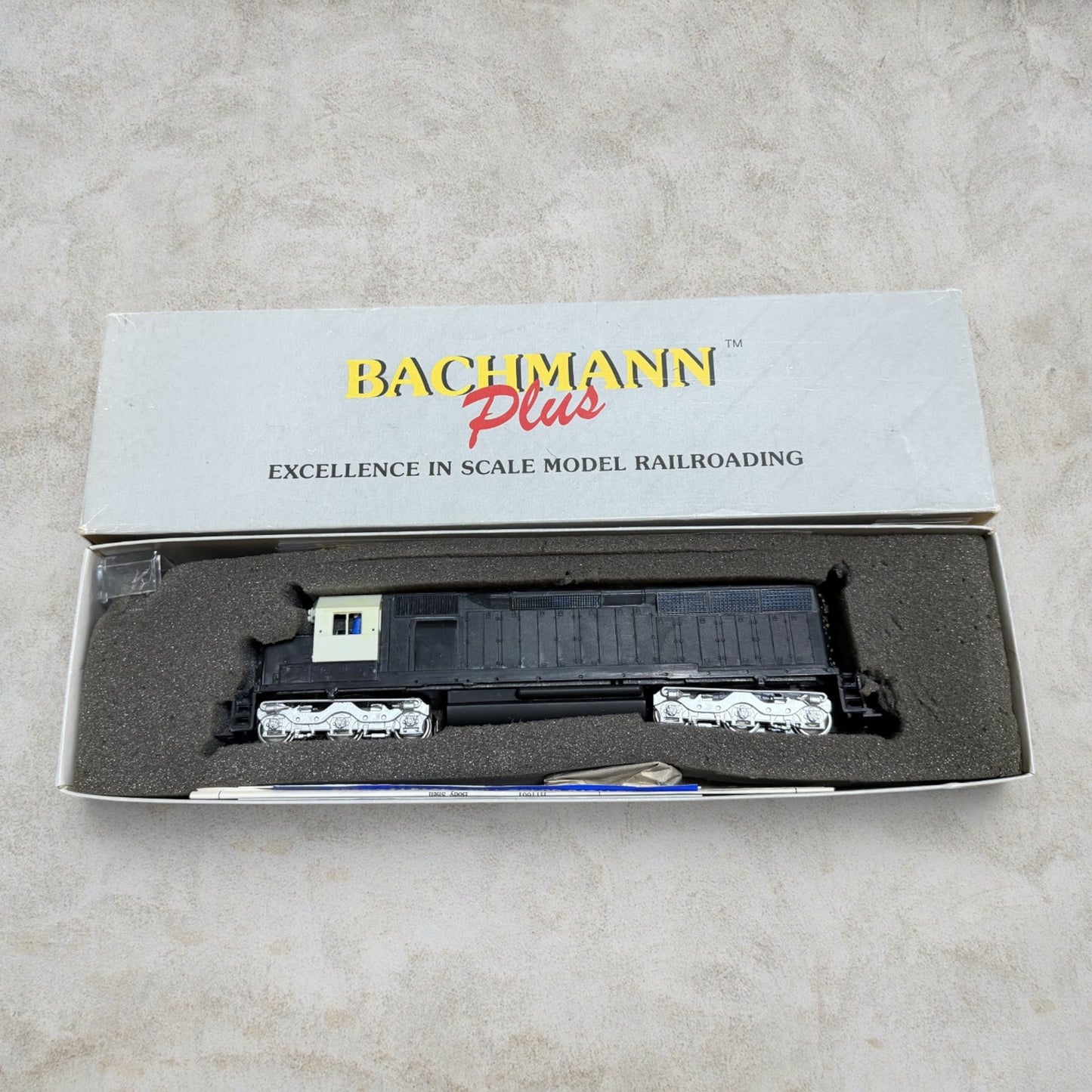 #1304 Bachmann Plus HO Scale EMD SD45 Diesel Locomotive – Santa Fe Blue/Yellow Warbonnet #5614 – Standard DC – Item #11613