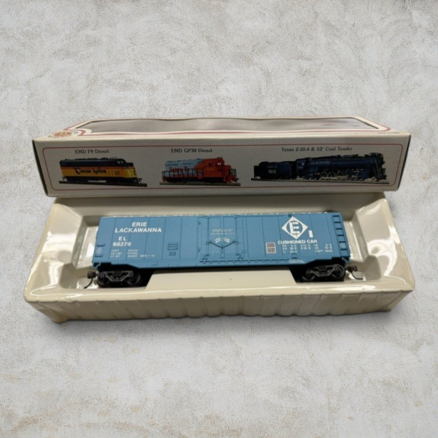 #1211 Bachmann HO Scale Erie Lackawanna 50' Cushioned Box Car – EL #68279 – Item #76036 – Ready-to-Run