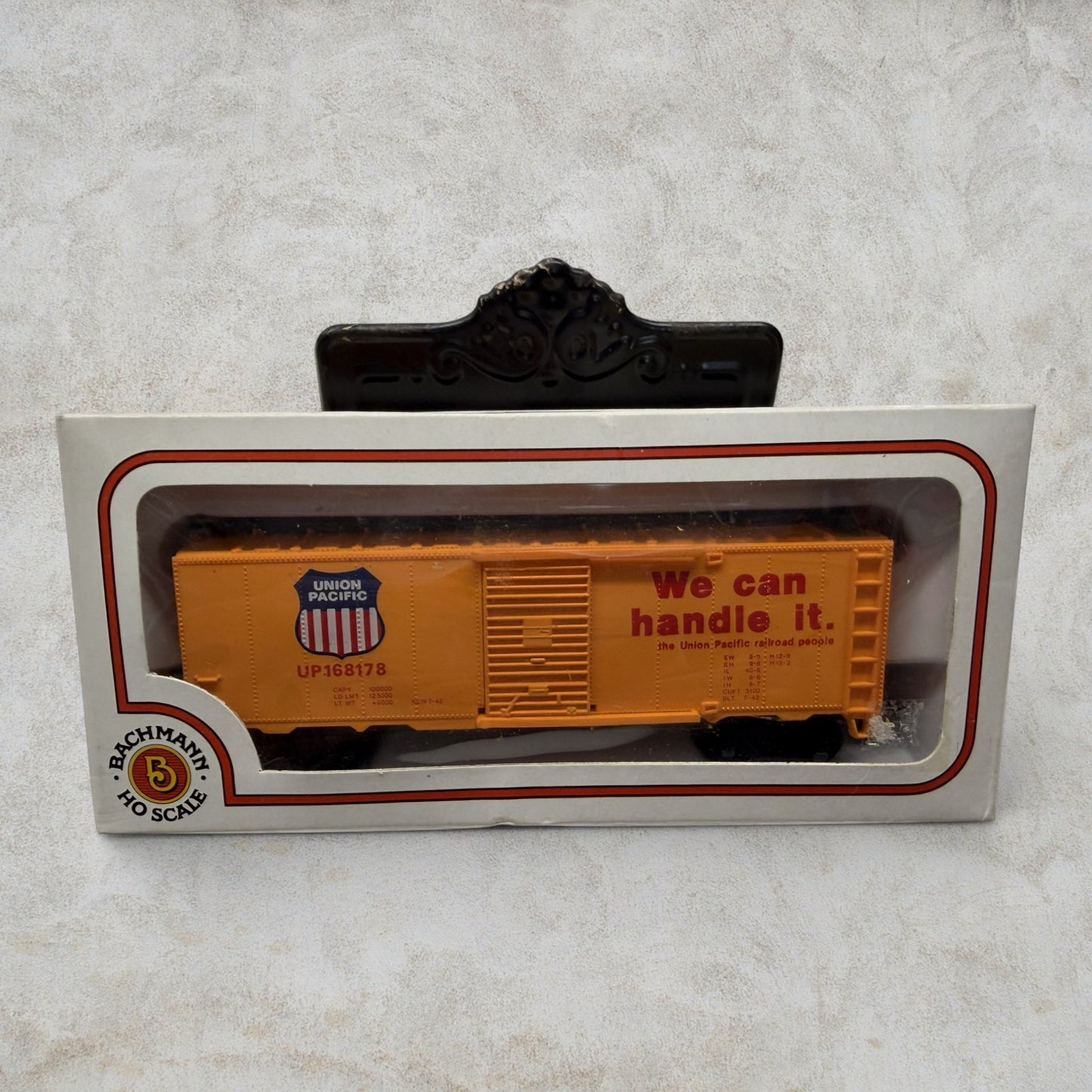 #1132 Bachmann HO Scale Union Pacific 41' Steel Box Car #43-1000-01 – "We Can Handle It" – UP #196178
