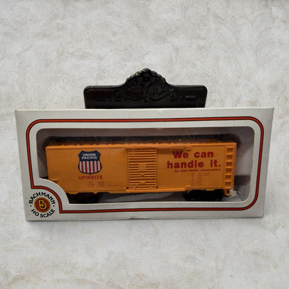 #1132 Bachmann HO Scale Union Pacific 41' Steel Box Car #43-1000-01 – "We Can Handle It" – UP #196178