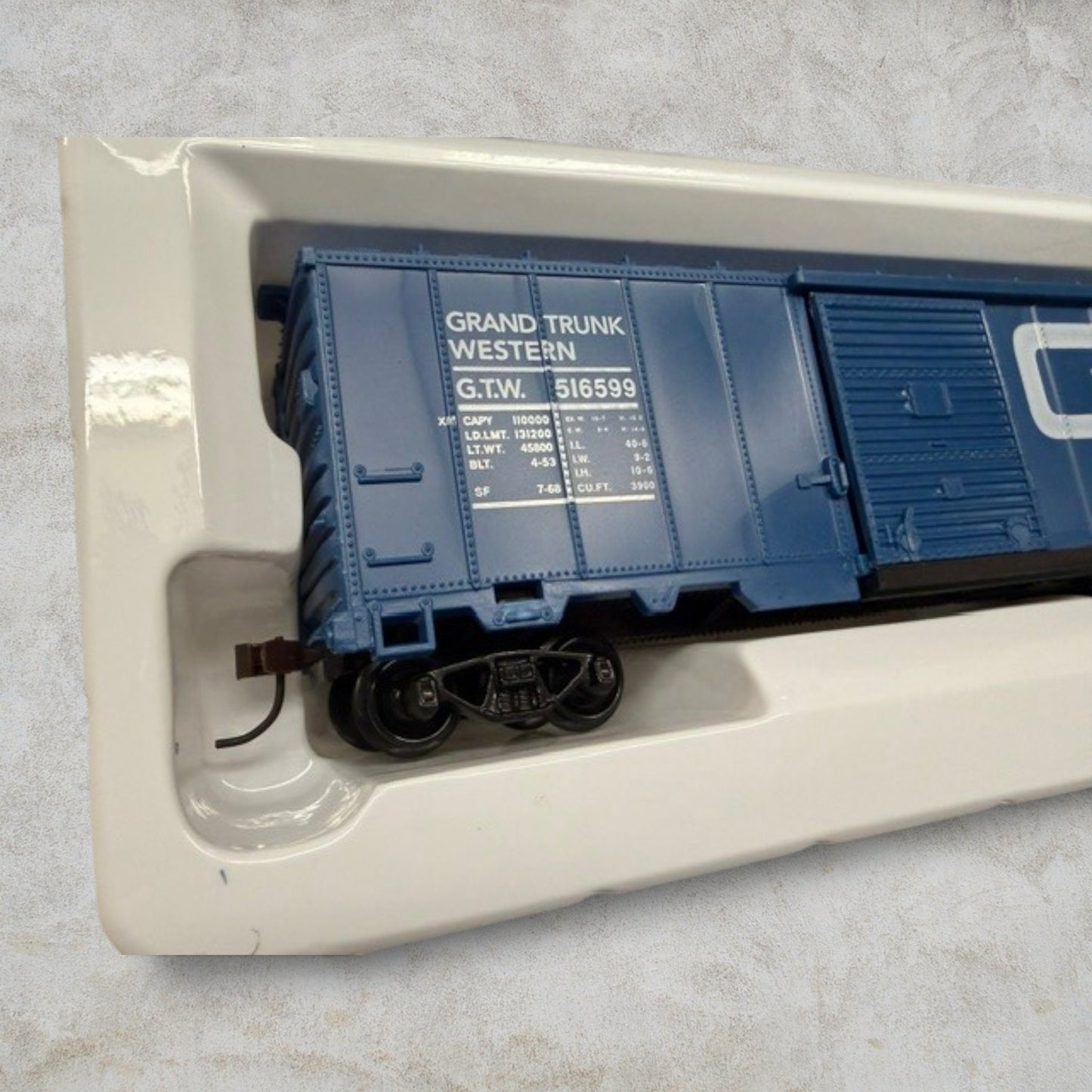 #1118 Model Power HO Scale Grand Trunk Western 40' Box Car #97954 – Blue – Knuckle Couplers – Road #516599